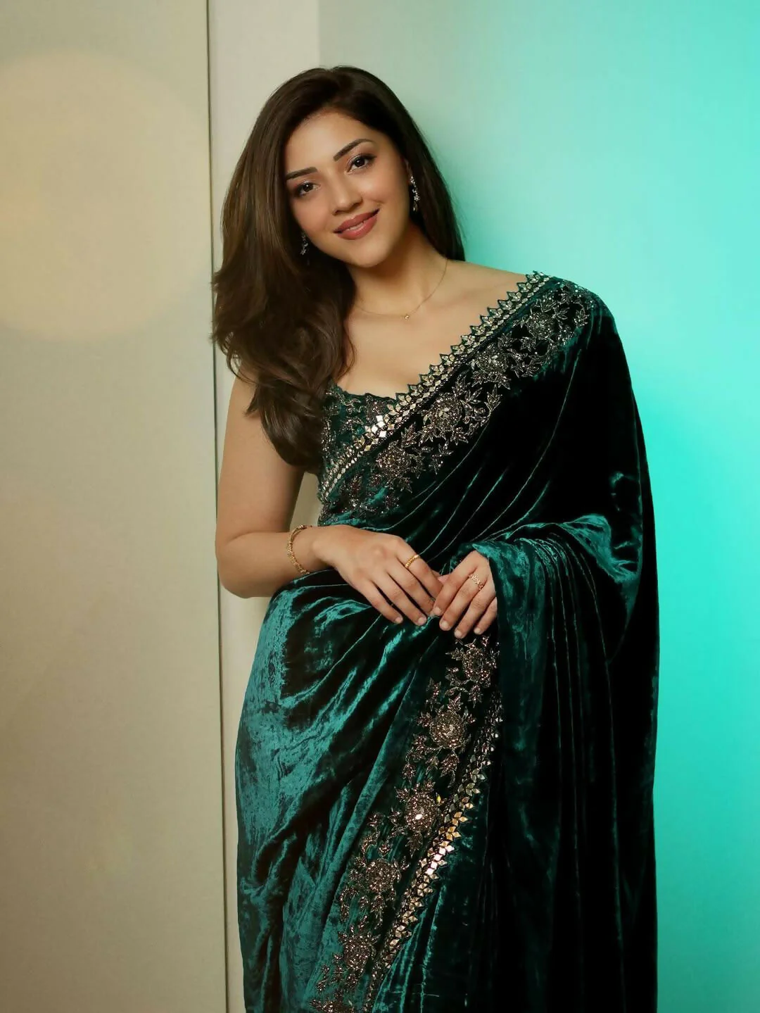 Joban Fashion Green Viscose Velvet Party Wear Sarees - Image 2