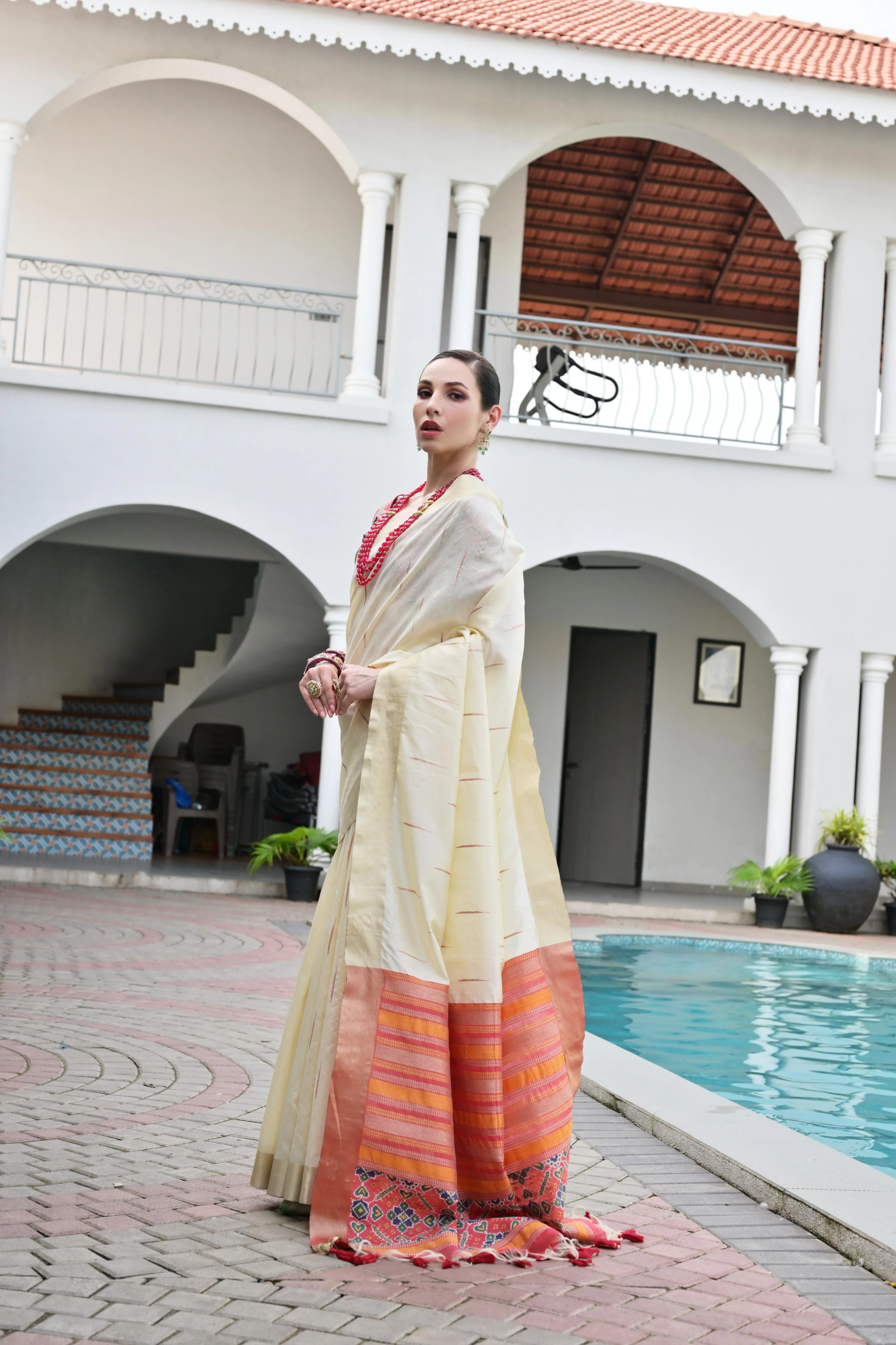 Jyoti Fashion Women's Off White Khadi Raw Silk Meena Weaving Patola Saree with Blouse - Image 2