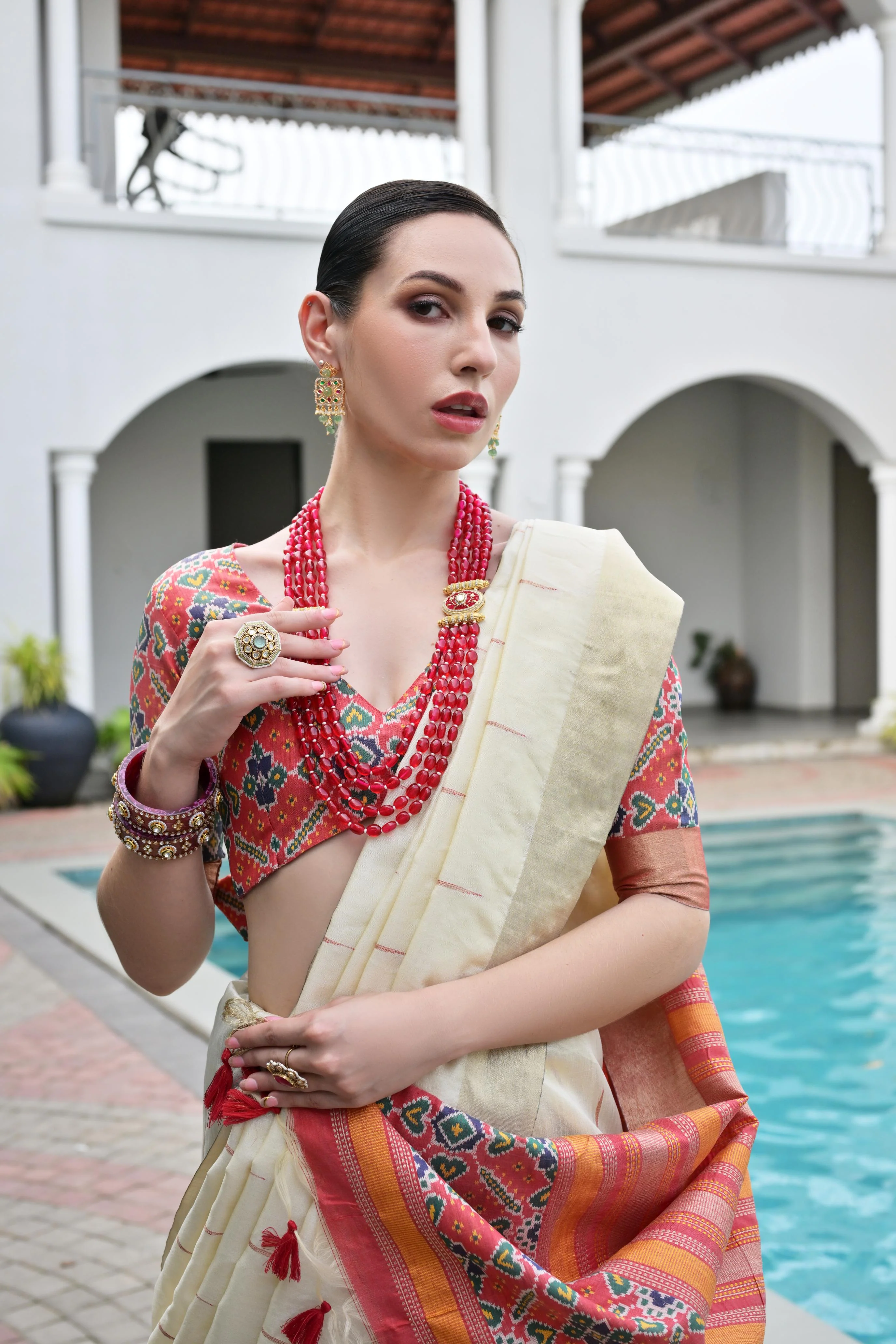 Jyoti Fashion Women's Off White Khadi Raw Silk Meena Weaving Patola Saree with Blouse - Image 4