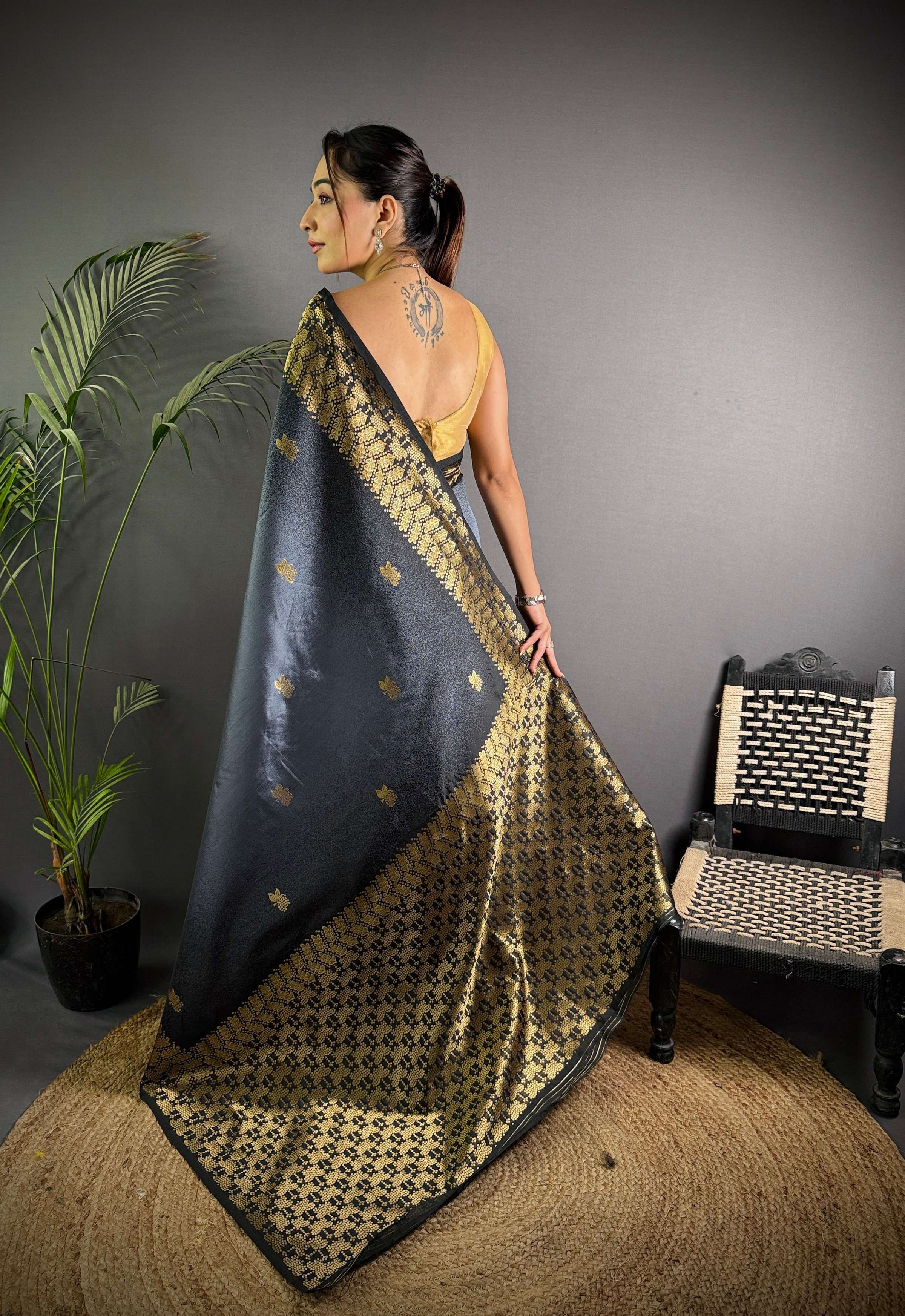 Sonakshi Women'S Grey Ikkat Silk Zari Woven Traditional Saree With Blouse - Image 4