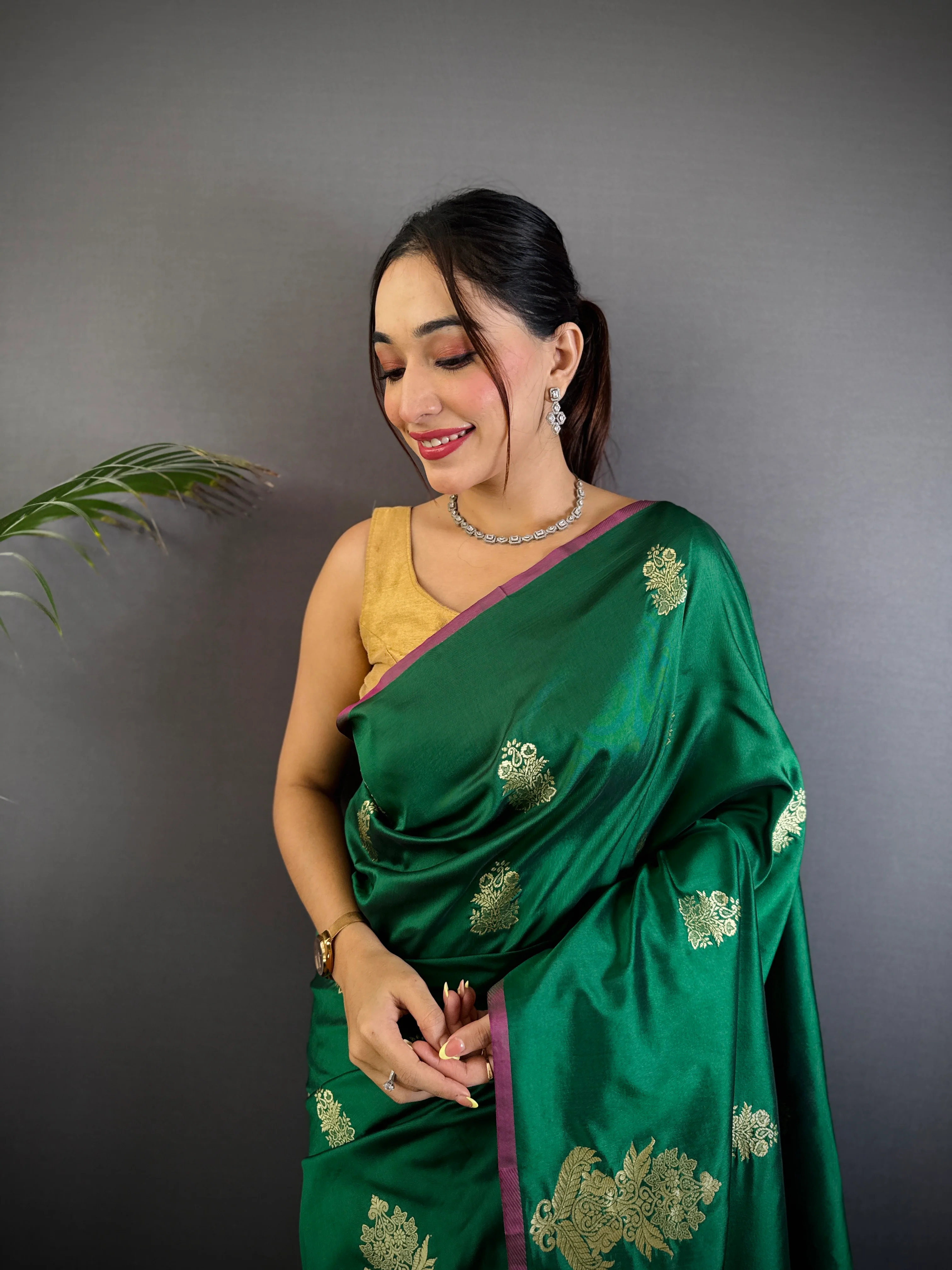 Sonakshi Women'S Ramagreen Pure Lichi Silk With Weaving Zari Traditional Saree With Blouse - Image 3