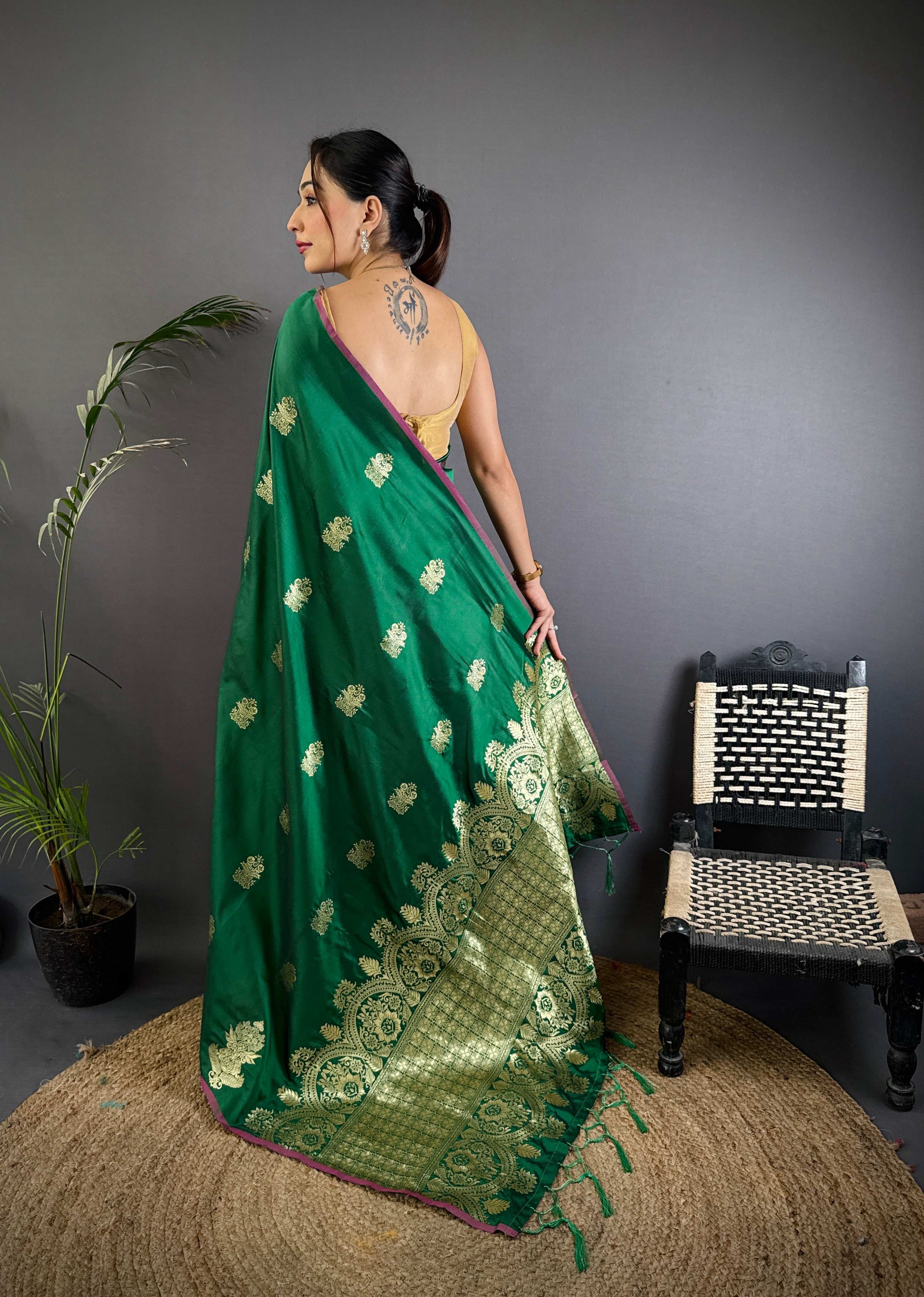 Sonakshi Women'S Ramagreen Pure Lichi Silk With Weaving Zari Traditional Saree With Blouse - Image 4